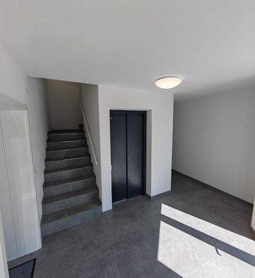 Treppenhaus mit Aufzug