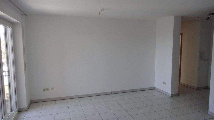 Blick Wohnzimmer zum Bad