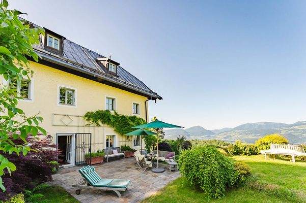 Die Terrasse mit Blick über das Tal