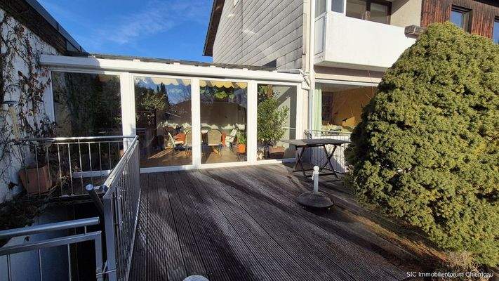 Terrasse mit vergl. Freisitz