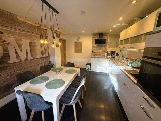 Moderne Küche mit Essberei.jpg