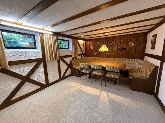 Partykeller mit Tageslichtfenstern