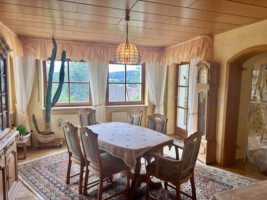 Esszimmer im Erdgeschoss mit Zugang zum Balkon