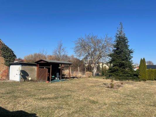 Garten mit Garage und Sitzecke