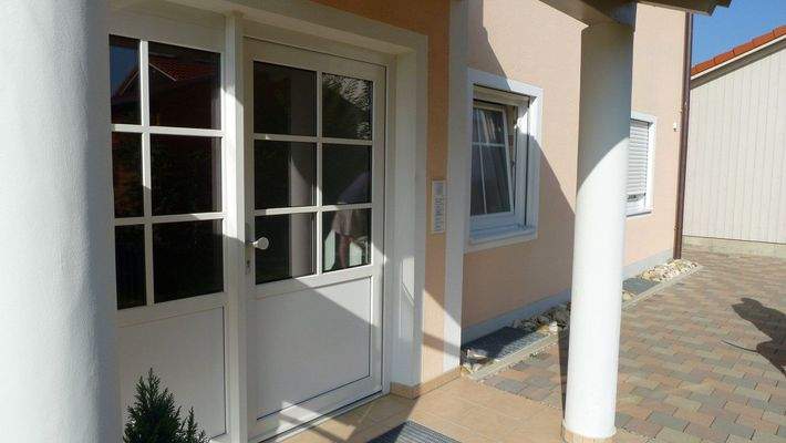 Einladender Hauseingang mit Charme - Hochwertige Sprossenfenster und Haustür in elegantem Weiß