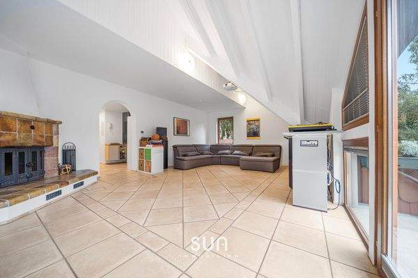 GERÄUMIGES WOHNZIMMER