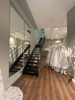 repräsentative Treppe nach oben, Aufzug auch da