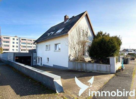 Hausansicht mit Garageneinfahrt 