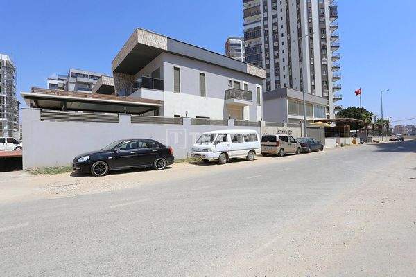 Detached Villa for Sale in an Elite Complex in Altıntaş