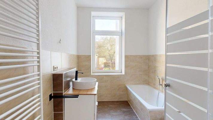 Badezimmer mit Badewanne & Dusche 