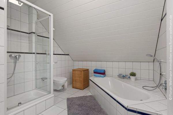 Badezimmer mit Dusche und Wanne 7,50 m²