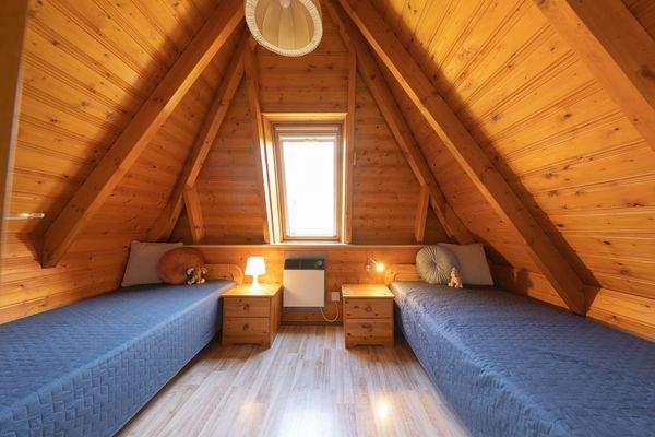 Schlafzimmer mit zwei Einzelbetten