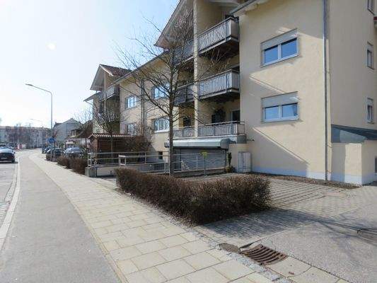 Tiefgaragenzufahrt und Besucherparkplatz 