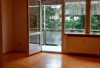 Wohn- und Schlafraum mit Ausgang zum Balkon