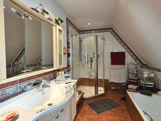 Bad mit Dusche und Wanne