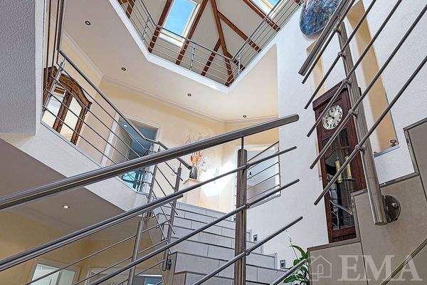 Blick vom Entrèe bis in den Dachfirst