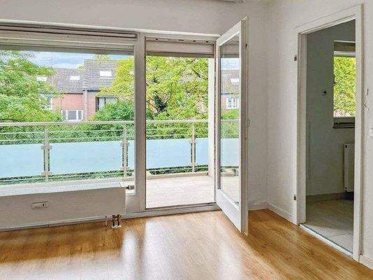 Wohnzimmer mit Zugang zur Loggia und Küche.jpg