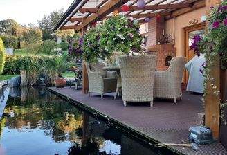 Terrrasse mit Teichanlage.jpg