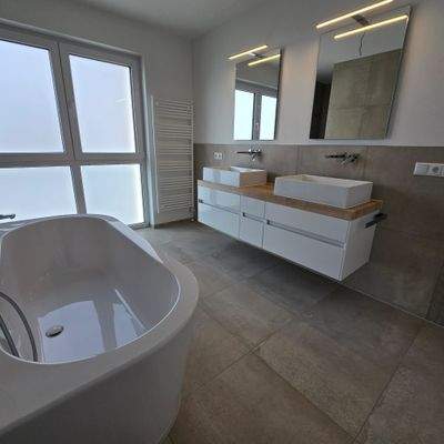 Das Master Bad mit Wanne und Tageslicht