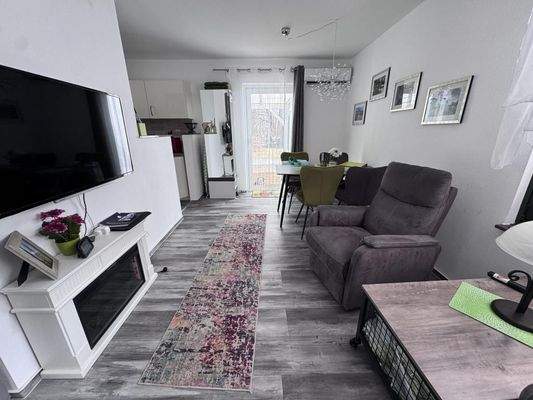 Whnzimmer mit elek. Kamin