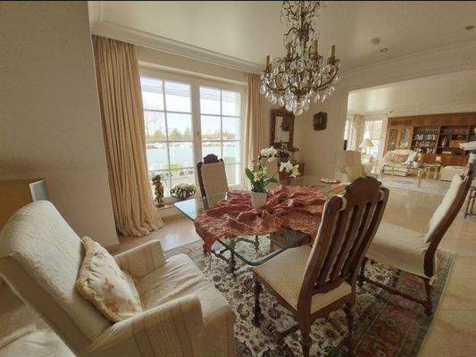 Wohnsalon mit offenem Essbereich und Panoramablick