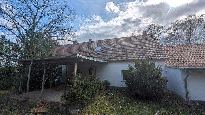 Rückseite des Wohnhauses mit Freisitz