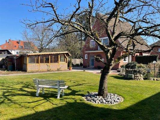 Wohnhaus, Garage, Garten