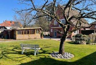 Wohnhaus, Garage, Garten