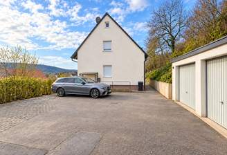 Haus mit Einfahrt und Garage
