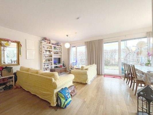 Blick vom Wohnzimmer in den eigenen Garten