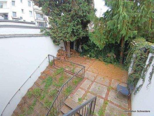 Blick vom Wohnzimmer zur Terrasse