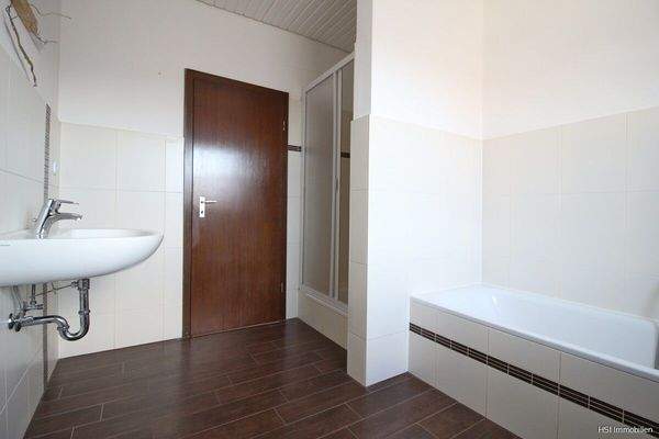 OG Bad mit Dusche und Wanne