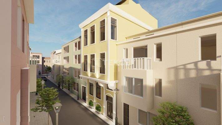 Furnished Building Near the Sea and Tram Stop in Balat İstanbul