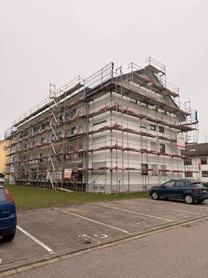 Gerüstetes Wohngebäude