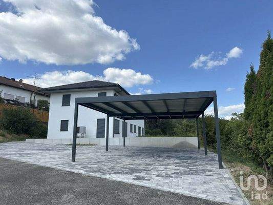 Frontansicht Haus mit Carport