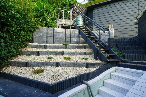 moderner Hanggarten mit Steinelementen.jpg