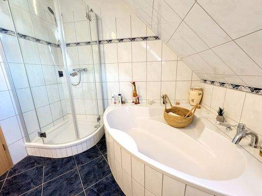 Dusche und Wanne im Hauptbad