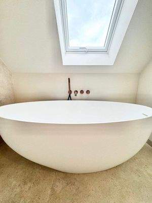 freistehende Badewanne mit Blick in den Himmel