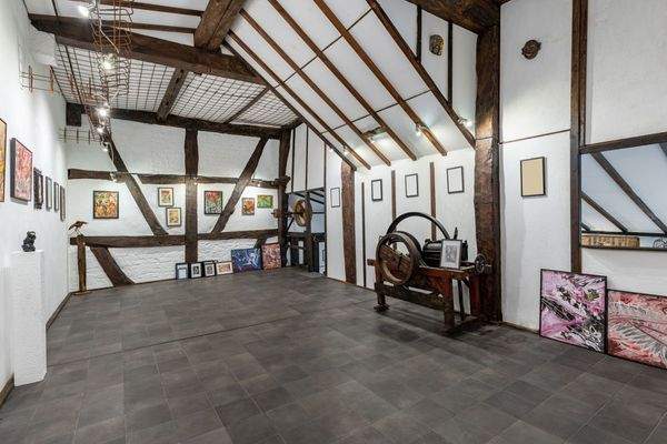 Galerie im Obergeschoss des Scheunenanbaus