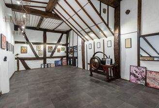 Galerie im Obergeschoss des Scheunenanbaus