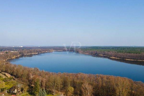 Vogelperspektive über dem Haus / Grundstück mit Blick auf den Zeesener See