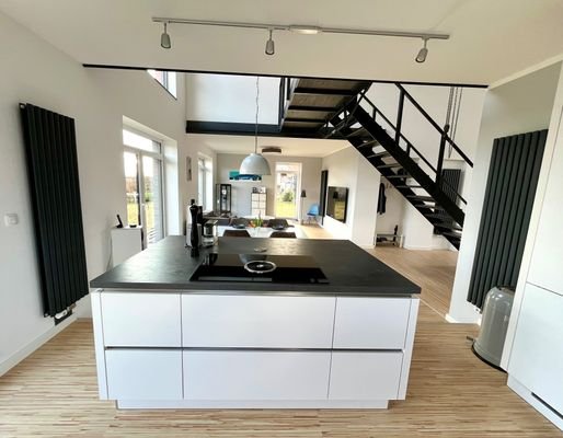 Küche mit Blick Richtung Wohnzimmer