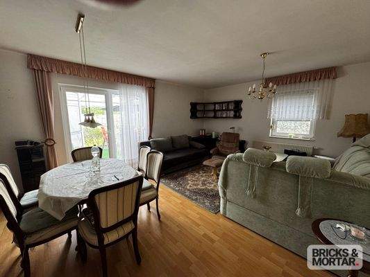 Wohnzimmer mit Blick zum Wintergarten