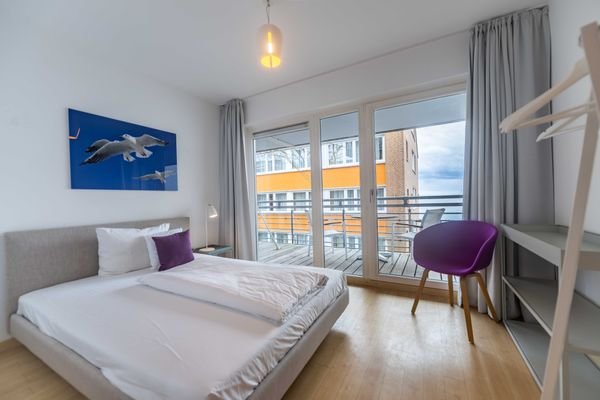 Schlafzimmer mit Zugang zum Balkon