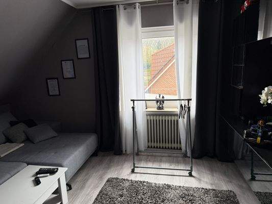 Helles Wohnzimmer mit Fenster