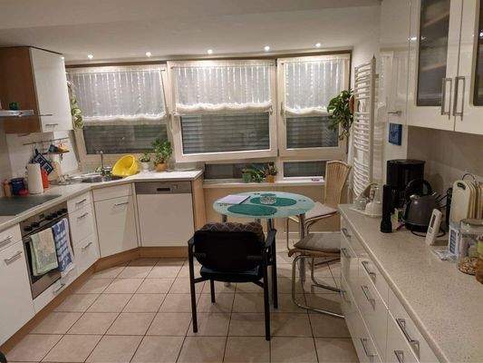 Küche mit Einbauküche