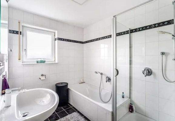 Modernes Tageslichtbad mit Dusche und Badewanne