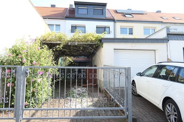 Ansicht Haus und Garage von hinten