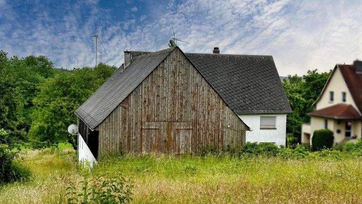 Vorderansicht und Einfahrt in die Scheune im Obergeschoss