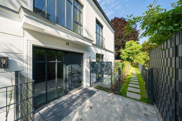 TS25 - Exterior 006.jpg